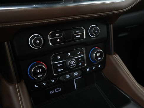 Used 2024 Chevrolet Suburban High Country w/ Premium Package image 28