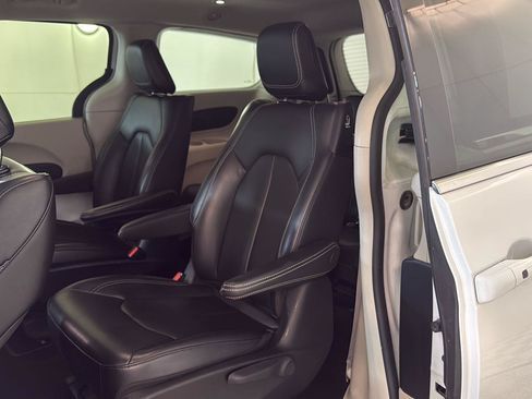 Used 2023 Chrysler Pacifica Touring-L FWD image 10
