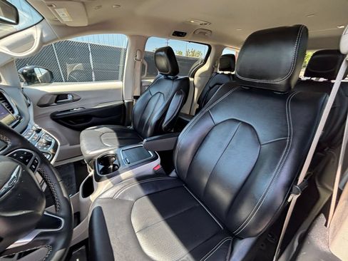 Used 2024 Chrysler Pacifica Touring-L FWD image 38