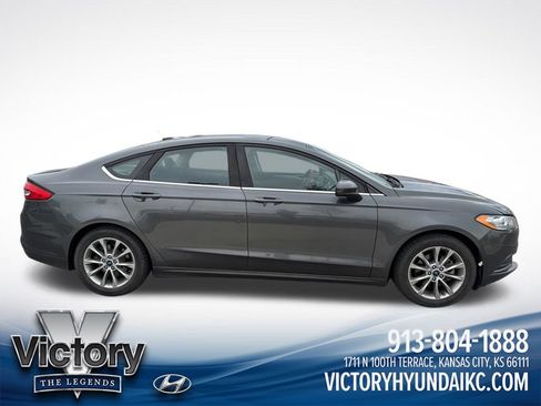 Used 2017 Ford Fusion SE w/ Fusion SE Technology Package FWD image 4