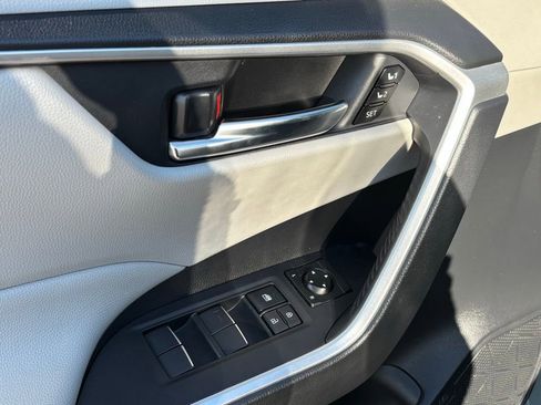 Used 2021 Toyota RAV4 XLE Premium image 29