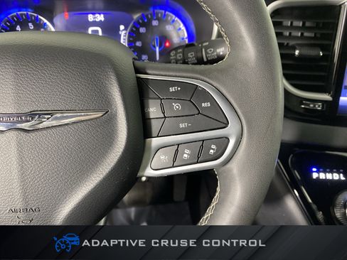 Used 2025 Chrysler Pacifica Select image 23