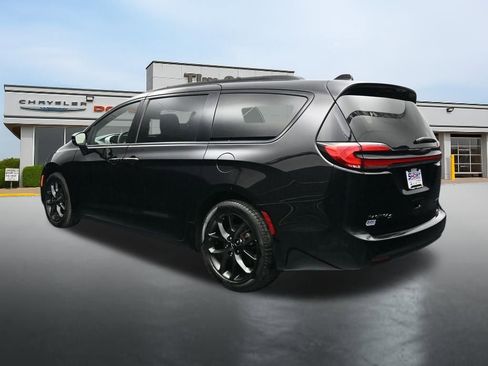 Used 2025 Chrysler Pacifica Limited FWD image 3