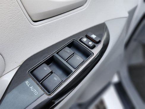 Used 2013 Toyota Sienna LE image 16