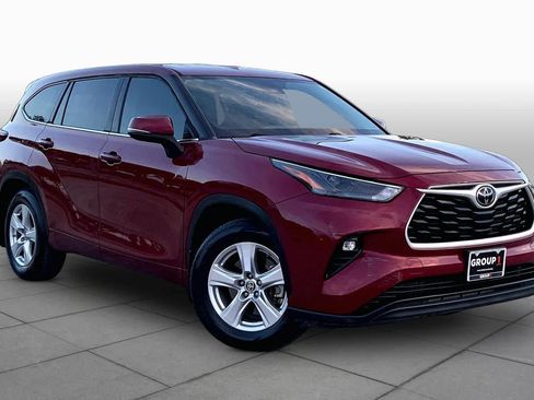 Used 2022 Toyota Highlander LE FWD image 3