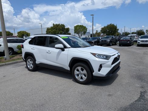 Used 2021 Toyota RAV4 XLE w/ Convenience Package FWD image 1