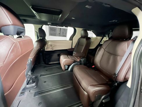 Used 2022 Toyota Sienna Platinum image 29