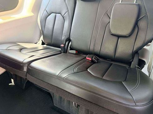 Certified 2023 Chrysler Pacifica Touring-L FWD image 12