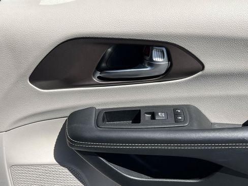 Used 2023 Chrysler Voyager LX FWD image 19