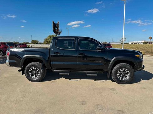 Used 2021 Toyota Tacoma TRD Off-Road image 2