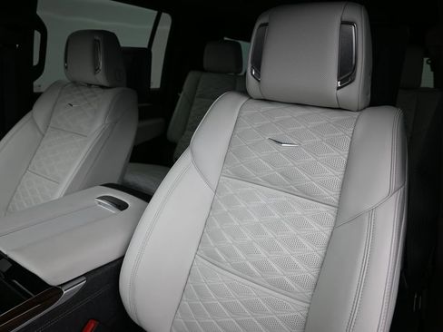 Used 2026 Cadillac Escalade ESV Platinum Sport w/ LPO, ONYX Package AWD/4WD image 5