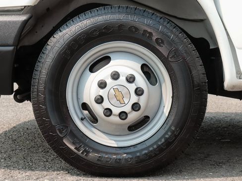 Used 2015 Chevrolet Express 4500 image 41