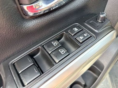 Used 2017 Nissan Titan SV RWD image 13