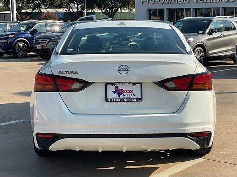 Used 2025 Nissan Altima 2.5 SV FWD image 5