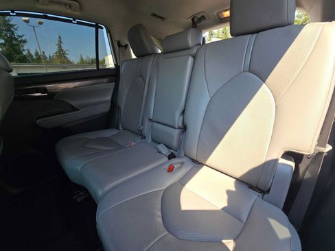 Used 2021 Toyota Highlander Limited AWD/4WD image 15