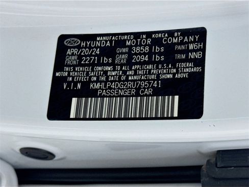 Used 2024 Hyundai Elantra Limited image 32