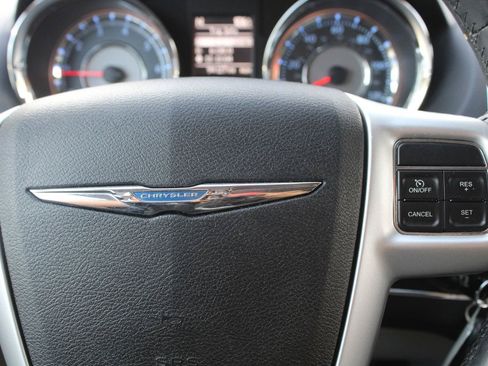 Used 2014 Chrysler Town & Country Touring FWD image 30