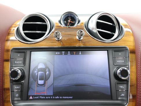 Used 2020 Bentley Bentayga Plug-In Hybrid image 39