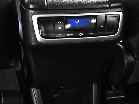 Used 2018 Toyota Highlander XLE image 10