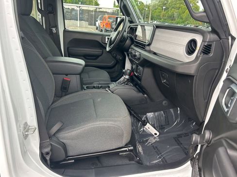 Certified 2024 Jeep Gladiator Sport image 24