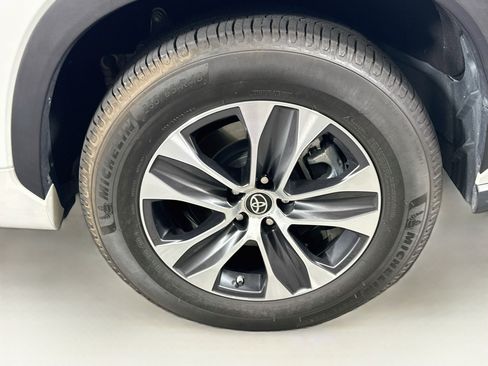 Used 2023 Toyota Highlander XLE FWD image 11