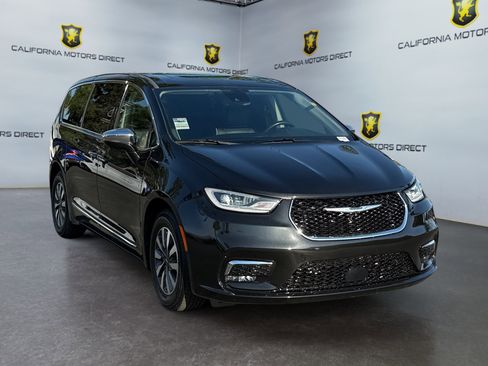 Used 2022 Chrysler Pacifica Limited w/ Uconnect Theater Family Group image 7