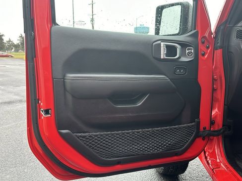 Used 2023 Jeep Wrangler Sahara image 9