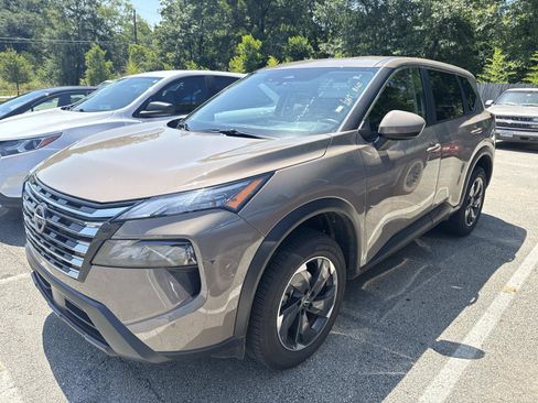 Used 2025 Nissan Rogue SV AWD/4WD image 2