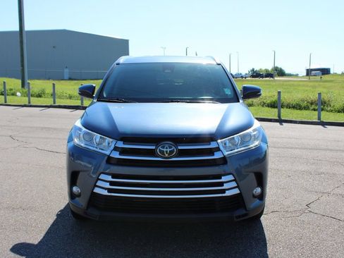 Used 2019 Toyota Highlander XLE FWD image 4