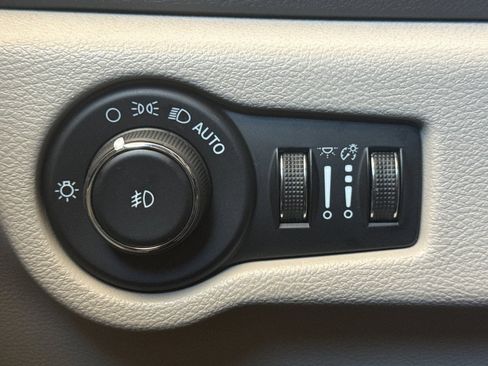 Used 2023 Chrysler Pacifica Touring-L FWD image 41