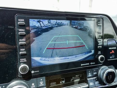 Used 2022 Toyota Highlander XLE AWD/4WD image 25