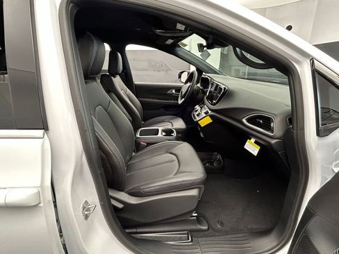 New 2026 Chrysler Voyager LX image 36