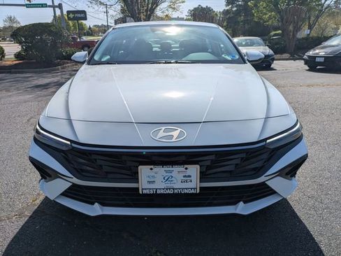 Certified 2025 Hyundai Elantra Limited FWD image 9