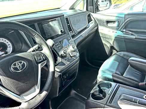 Used 2015 Toyota Sienna SE Premium FWD image 4