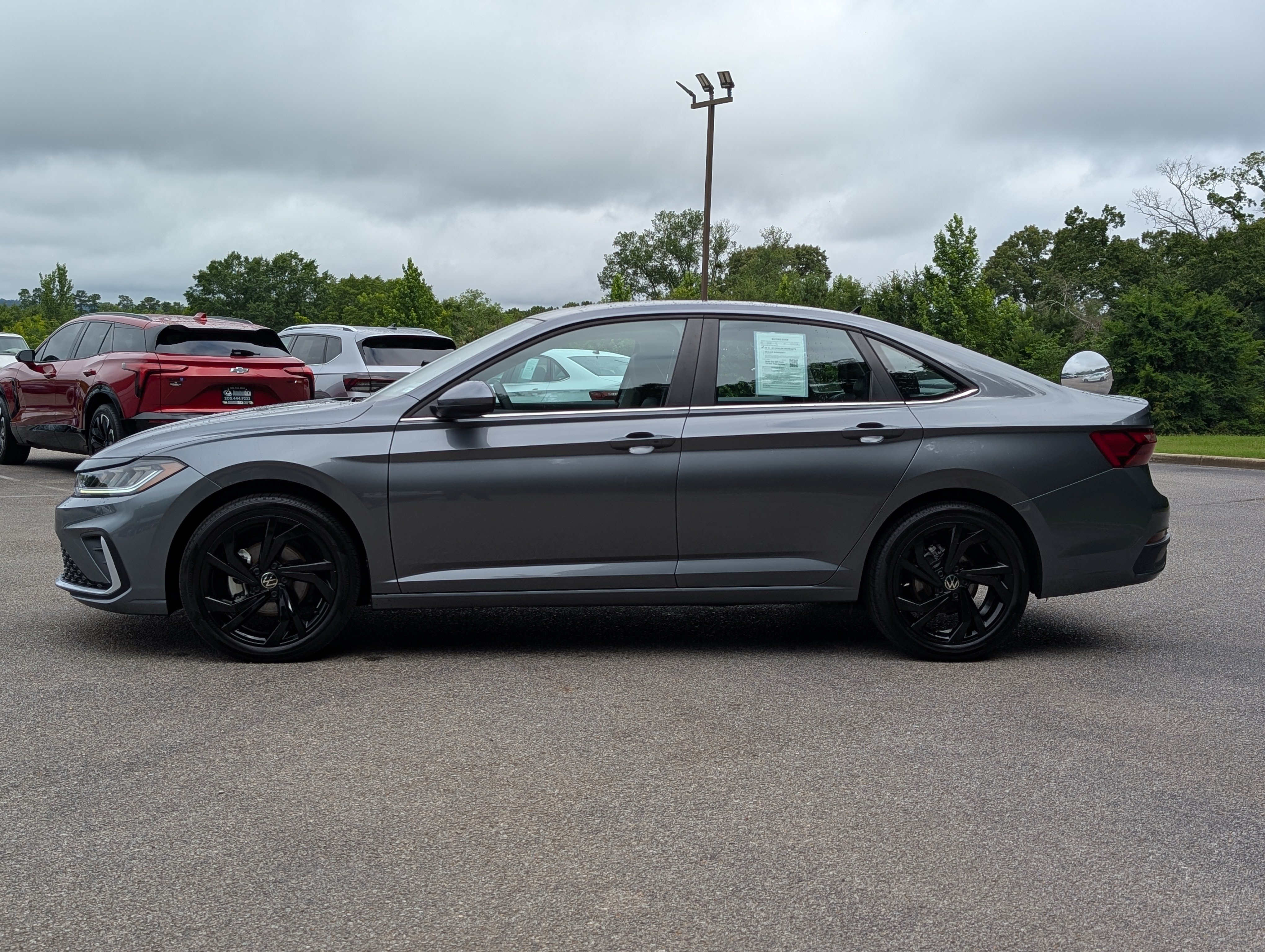 Used 2025 Volkswagen Jetta SE w/ Sunroof Package FWD image 6