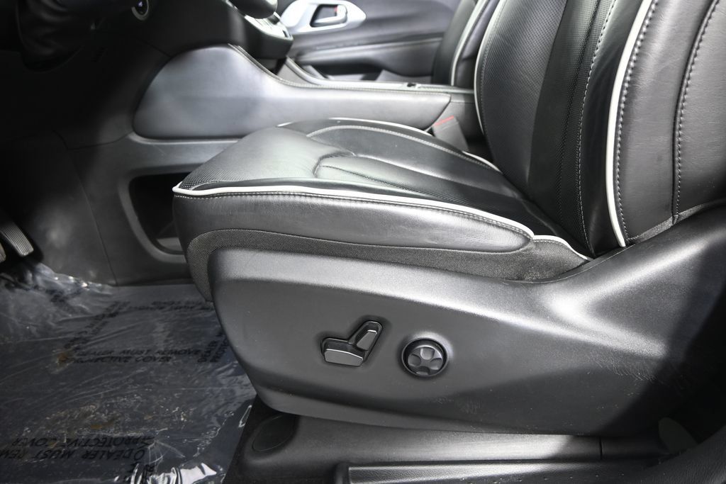 Used 2025 Chrysler Pacifica Limited FWD image 24