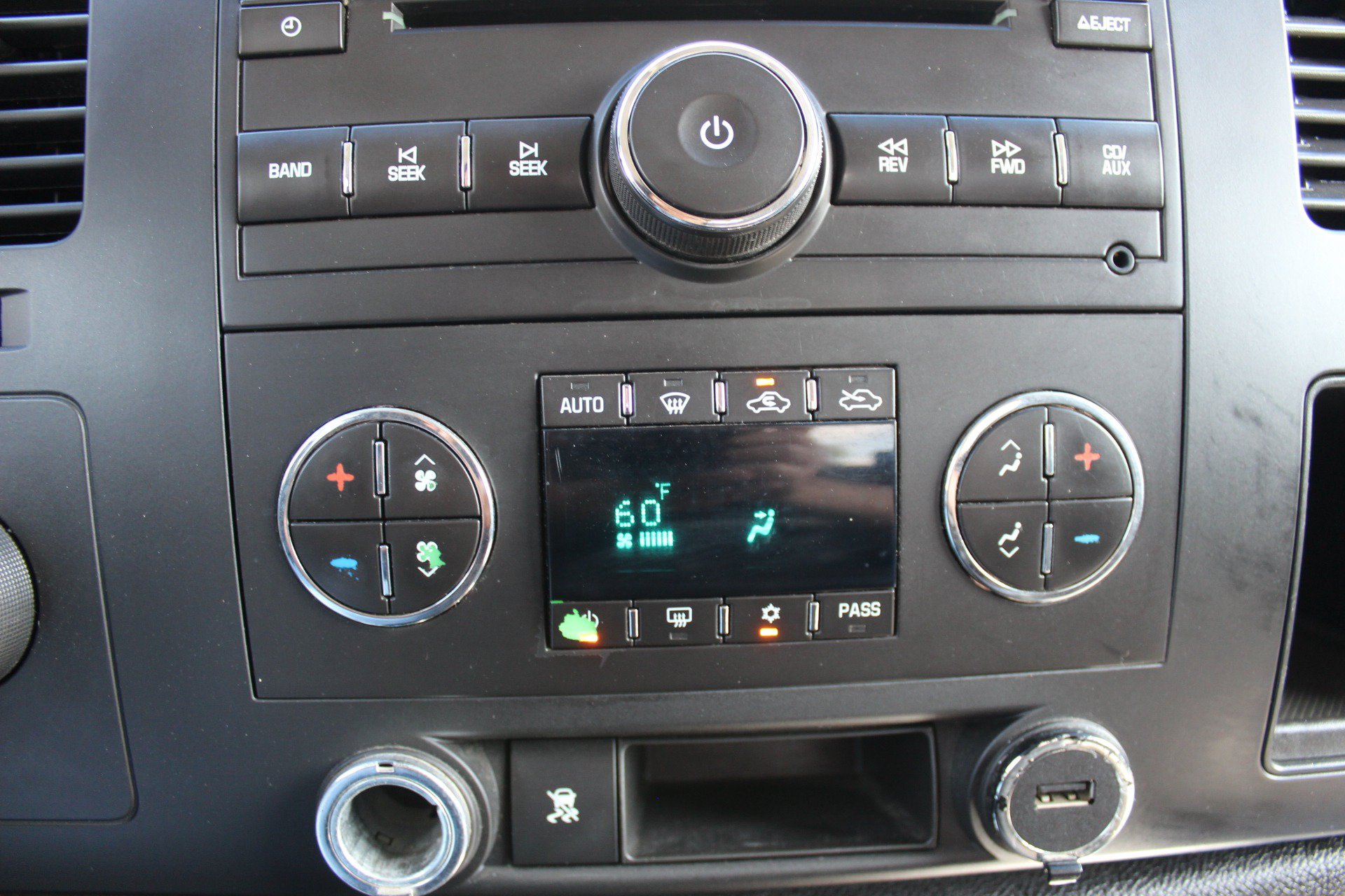 Used 2011 Chevrolet Silverado 2500 LT w/ Interior Plus Package AWD/4WD image 28