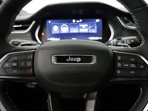 Used 2025 Jeep Grand Cherokee Limited image 16