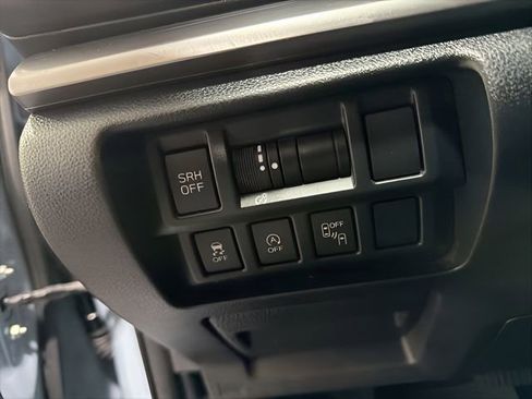 Used 2020 Subaru Crosstrek 2.0i Limited w/ Moonroof Package w/Navigation AWD/4WD image 16