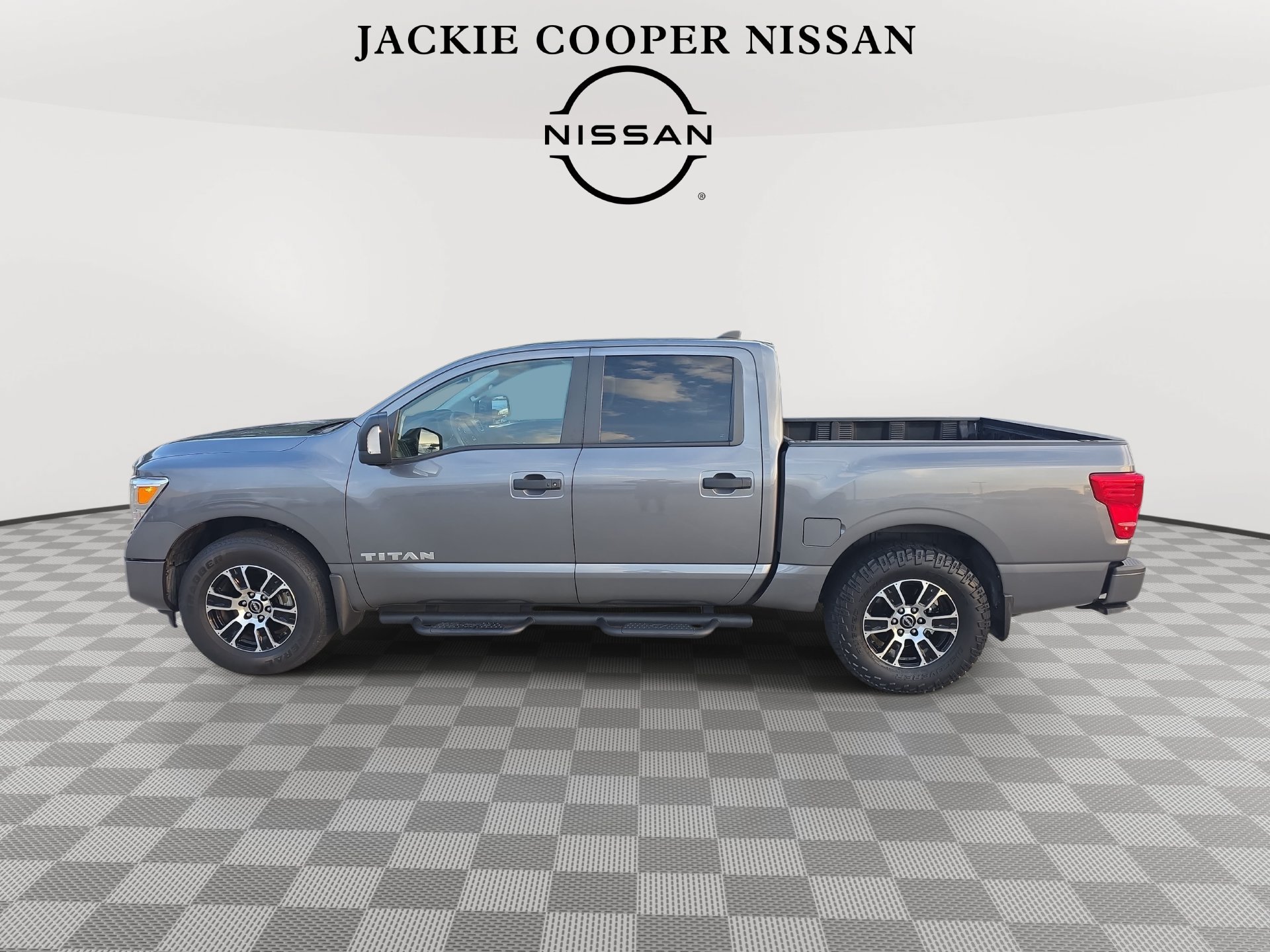 Used 2023 Nissan Titan SV w/ SV Convenience Package RWD image 8