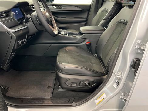New 2025 Jeep Grand Cherokee 4WD image 17