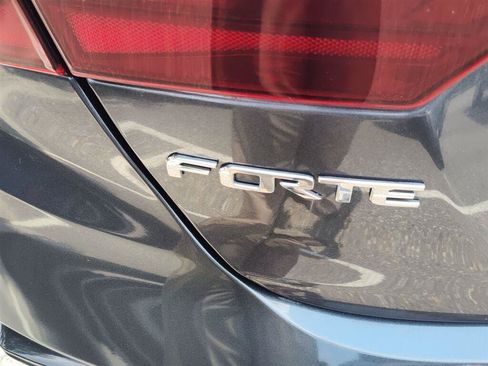 Used 2019 Kia Forte LXS FWD image 5
