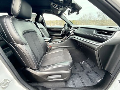 Used 2024 Jeep Grand Cherokee Altitude image 25