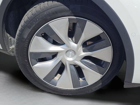 Used 2022 Tesla Model Y Long Range AWD/4WD image 17