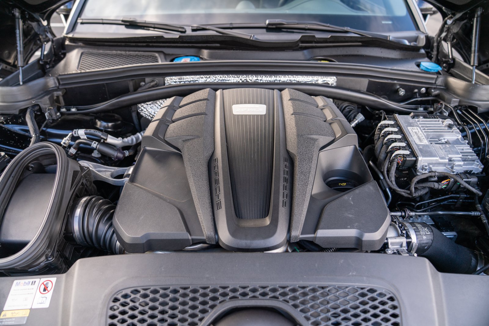 Certified 2023 Porsche Macan S AWD/4WD image 28