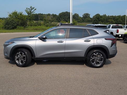 Used 2025 Chevrolet Trax LT FWD image 2