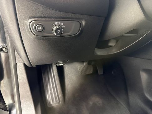 Used 2018 Chevrolet Equinox LT FWD image 10