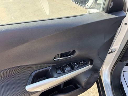 Used 2019 Nissan Kicks FWD image 14