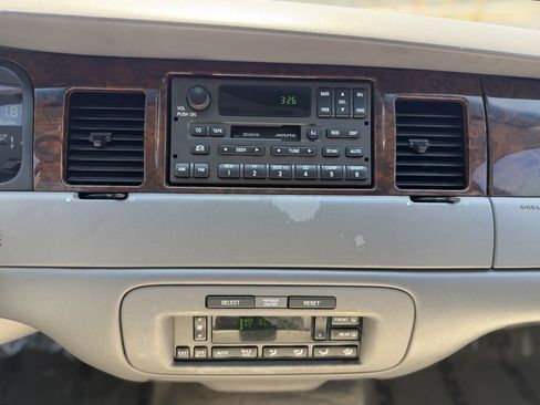 Used 2002 Lincoln Town Car Signature RWD image 18