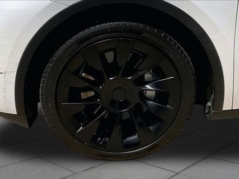 Used 2023 Tesla Model Y AWD image 9